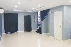 Beautifully Maintained 2 Bedroom, 2.5 Bathroom Townhouse