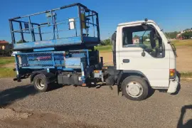 2007 Isuzu Hydraulic Lift Truck