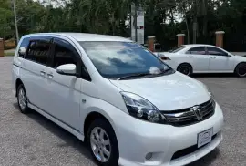 Toyota Isis Platana 2014