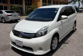 Toyota Isis Platana 2014