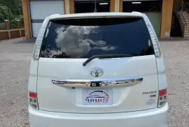 Toyota Isis Platana 2014