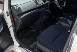 Toyota Isis Platana 2014