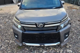 Toyota voxy 2017