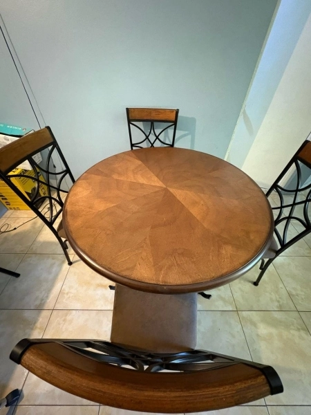 xquisite 4 Seat Dining Table