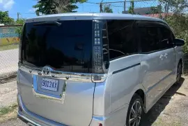 Toyota voxy 2014