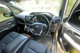 Toyota voxy 2014