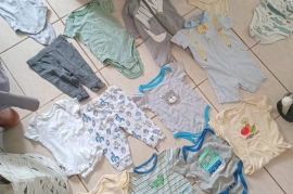 FAIRLY NEW O-3 MONTHS OLD 28 PIECES OF BABY CLOTHES
