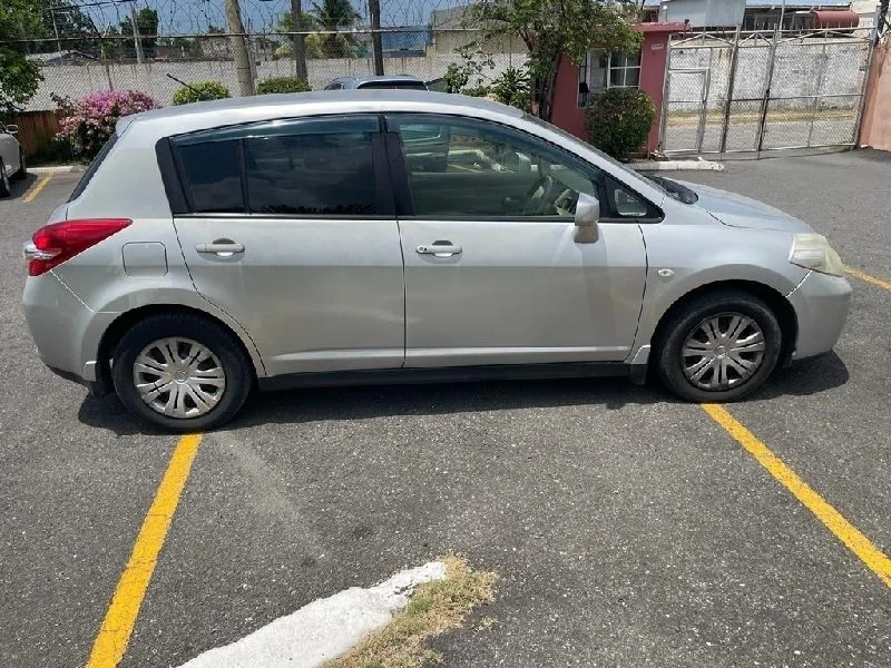 Nissan Tiida Hatchback 2012