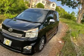 2013 Toyota Voxy ZS (excellent condition)