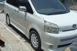 Toyota Voxy 2010