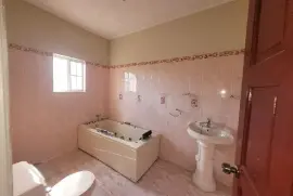 4 Bedrooms, 3 Bathrooms House