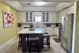 Luxury fully-furnished, ocean view apartment
