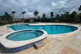 Luxury fully-furnished, ocean view apartment