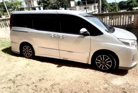 2014 Toyota Noah, price is negotiable