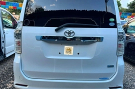 WHITE 2011 TOYOTA VOXY