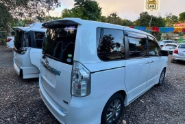 WHITE 2011 TOYOTA VOXY