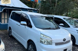 WHITE 2011 TOYOTA VOXY