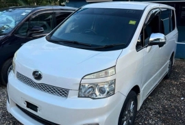 WHITE 2011 TOYOTA VOXY