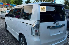 WHITE 2011 TOYOTA VOXY