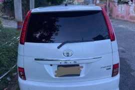 Toyota Isis 2010