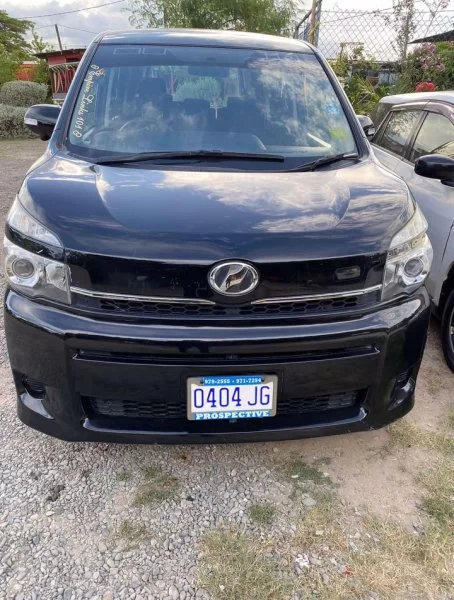 TOYOTA VOXY 2013