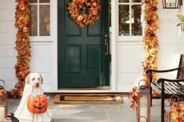 ? Bright and cheerpy door wreath and decor ?