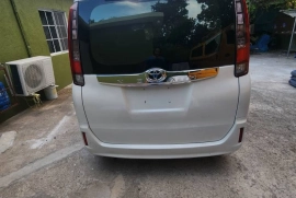 Toyota Noah 2016