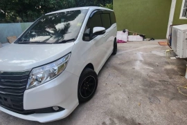 Toyota Noah 2016