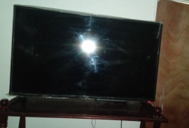 43" Smart Blackpoint TV