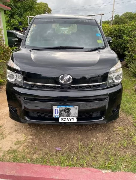 TOYOTA VOXY 2013