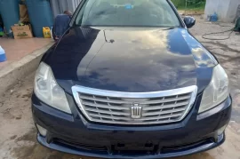 2010 Toyota crown royal saloon