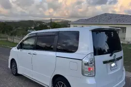 2012 Toyota Voxy Zs:Super Super Clean