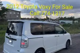2012 Toyota Voxy Zs:Super Super Clean